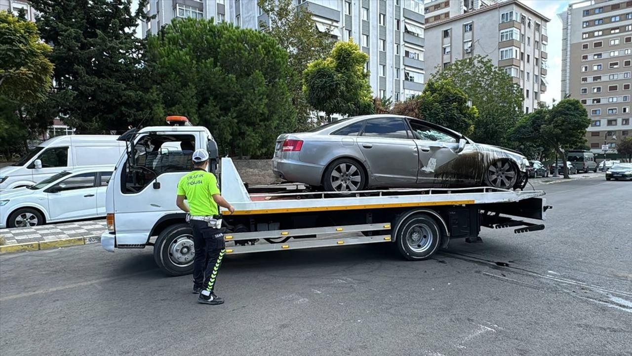 Maltepe'de Aydınlatma Direğine Çarpan Araçta Sürücü Yaralandı