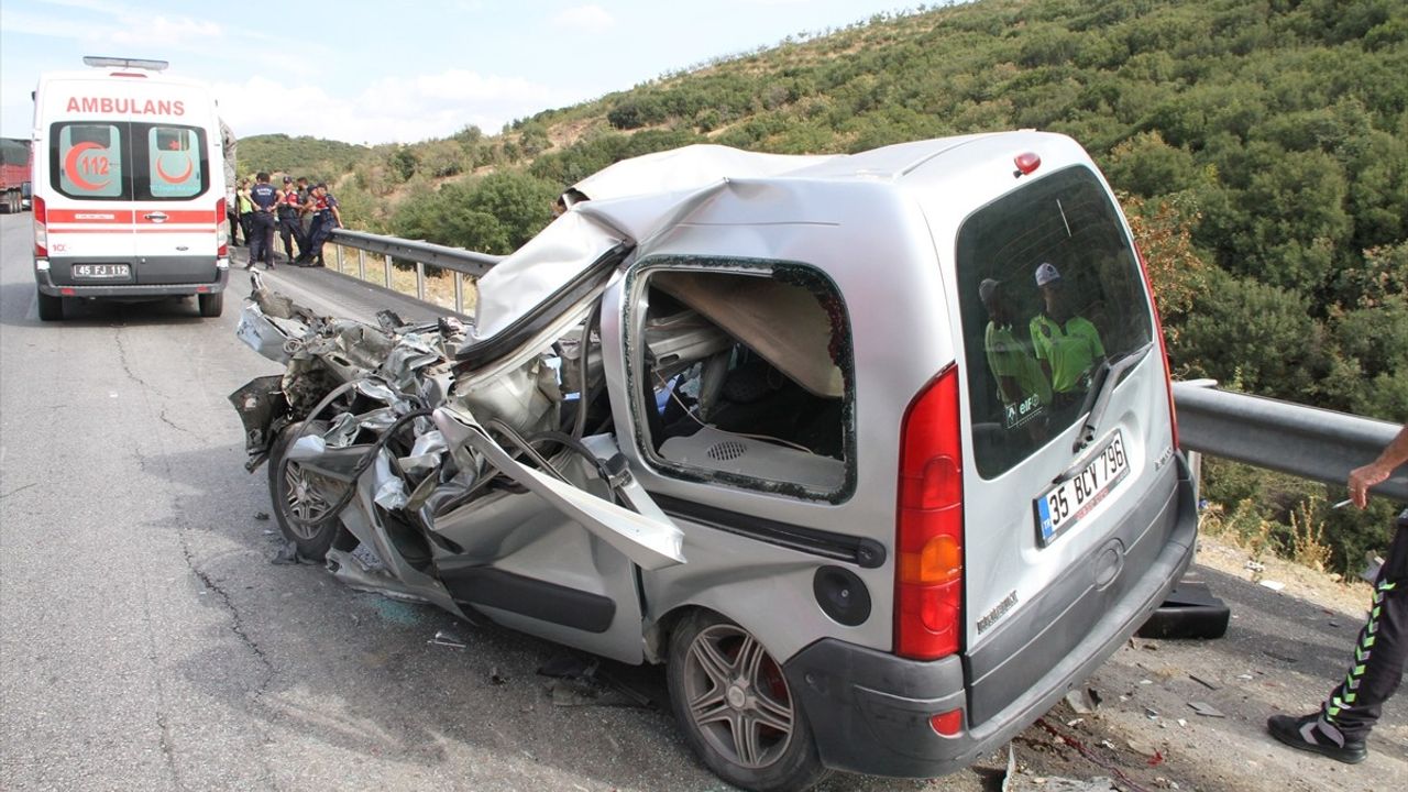 Manisa'da Tırla Çarpışan Hafif Ticari Araç Kazasında Bir Kişi Hayatını Kaybetti