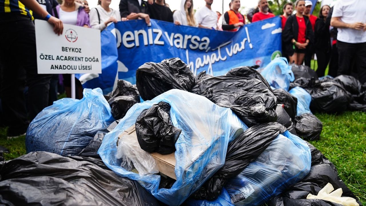 Moda'da Deniz Temizliği İçin Gönüllü Hareketi