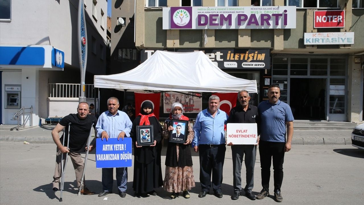 Muş'taki Aileler, Çocuklarını Kurtarmak İçin DEM Parti Önünde Eylemde