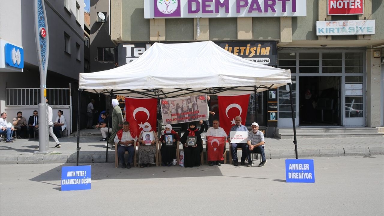 Muşlu Ailelerin DEM Parti Önündeki Eylemleri Devam Ediyor