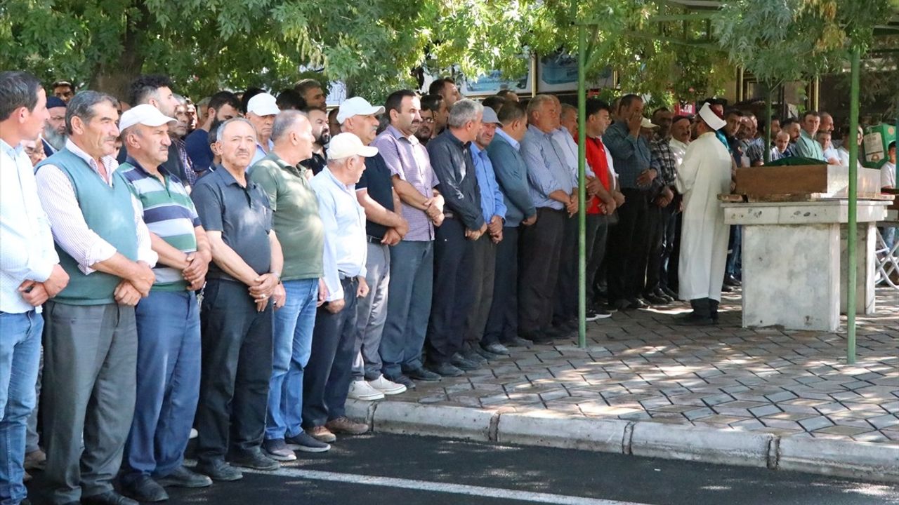 Niğde'de Baraj Gölünde Bulunan Baba ve Kızının Cenazesi Toprağa Verildi