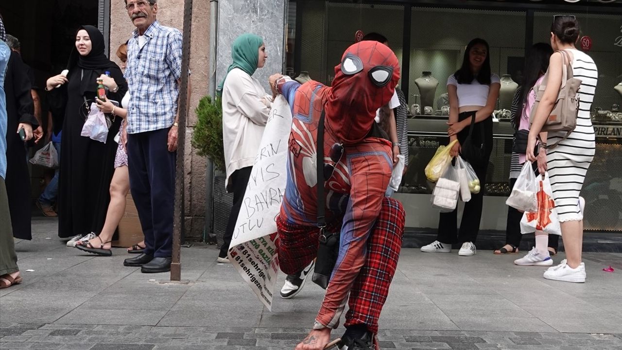 Örümcek Adam Kostümüyle Türkiye'yi Gezen Ayaz Koç Çanakkale'de