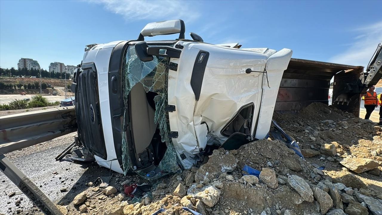 Pendik'te Devrilen Kamyon Sürücüsünü Yaraladı