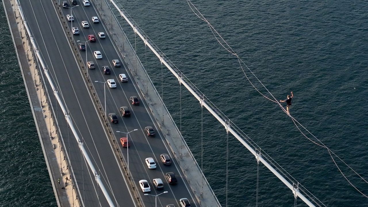 Red Bull Sporcusu Jaan Roose, İstanbul'da Kıtalararası İp Üstünde Yürüdü