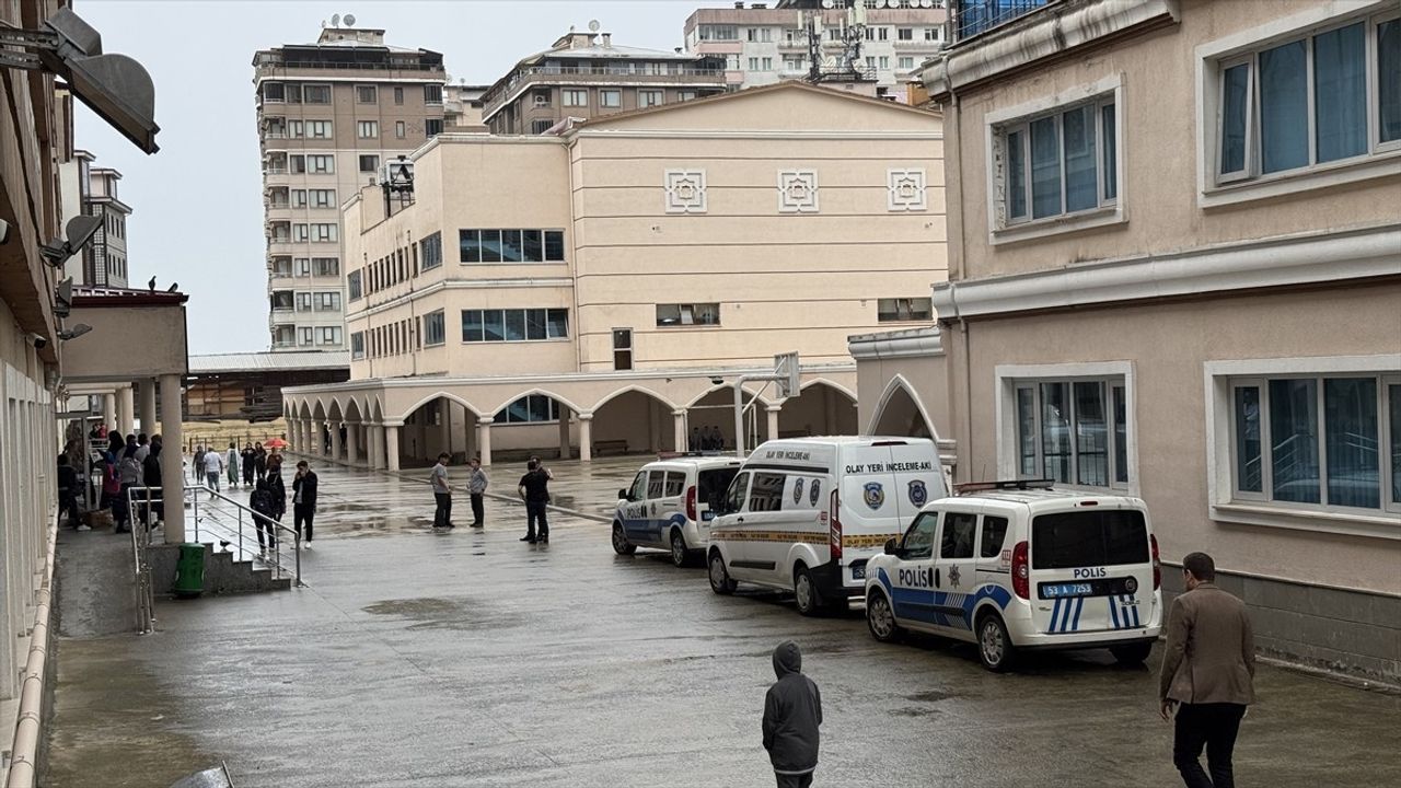 Rize'de Merdiven Boşluğuna Düşen Öğrenci Hayatını Kaybetti