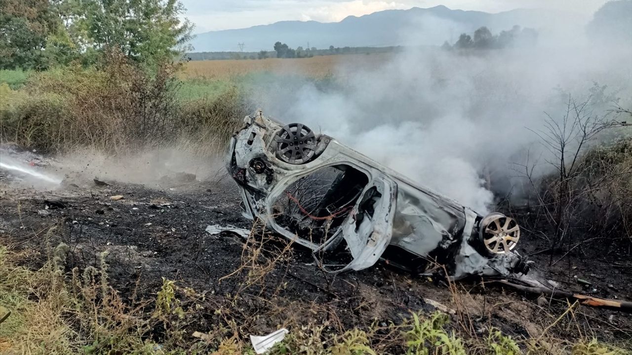 Sakarya'da Devrilen Araç Yangını ile Kullanılamaz Hale Geldi