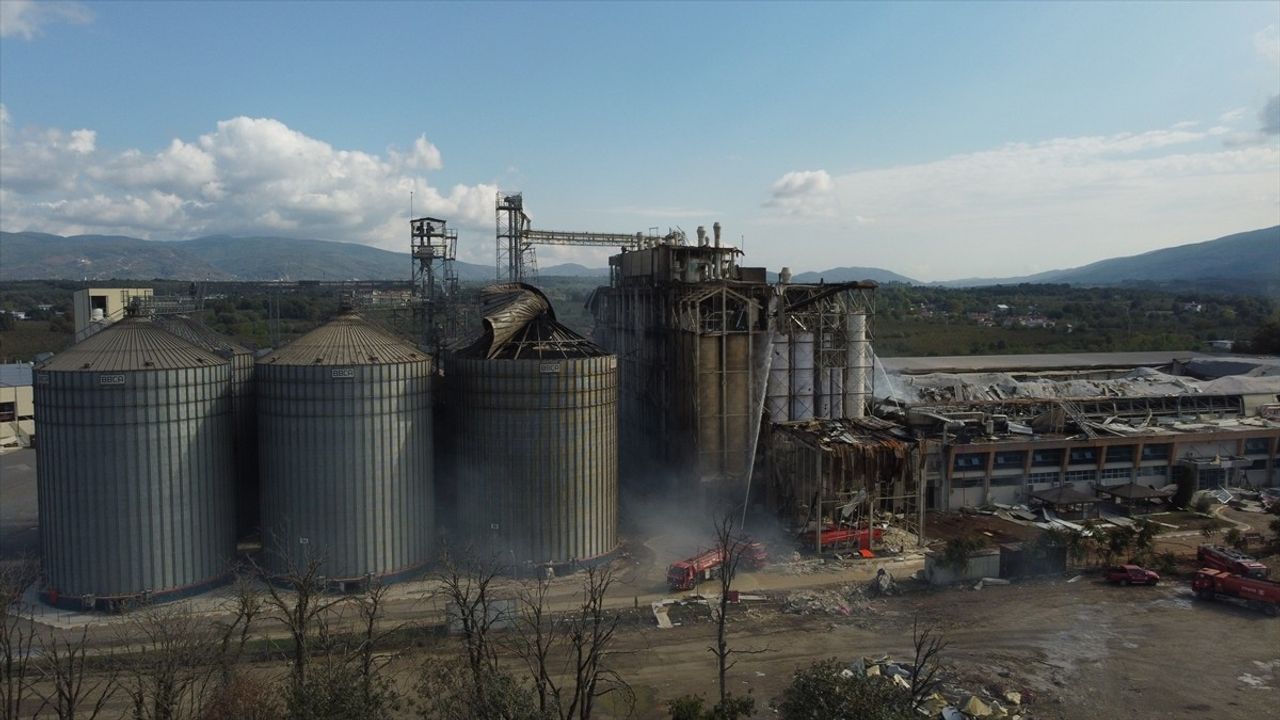 Sakarya'da Makarna Fabrikasındaki Patlama Sonrası Soğutma Çalışmaları Devam Ediyor