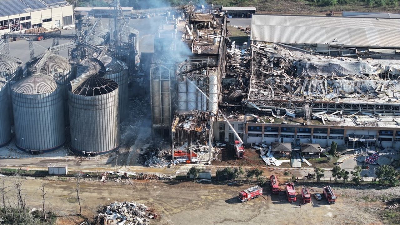 Sakarya'daki Makarna Fabrikası Patlamasında Soğutma Çalışmaları Devam Ediyor