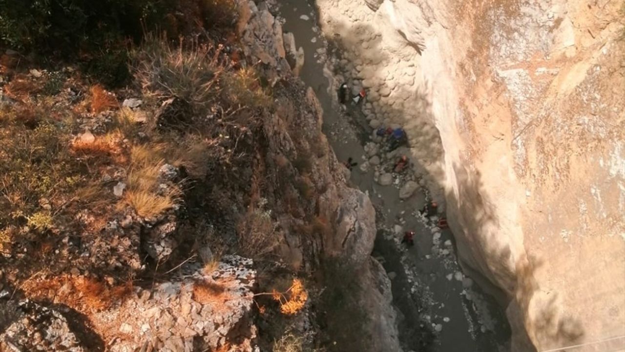 Saklıkent Kanyonu'nda Mahsur Kalan Yürüyüşçü Kurtarıldı