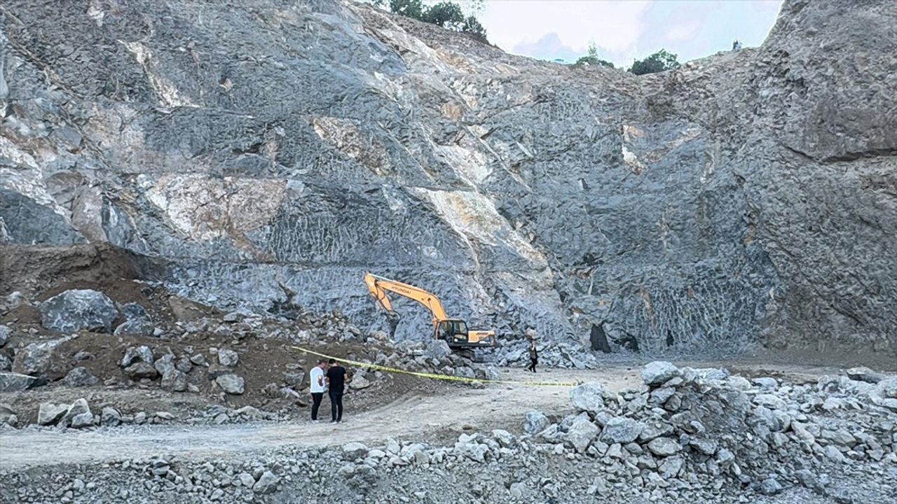 Samsun'da Taş Ocağındaki Patlatma Araçlara Zarar Verdi