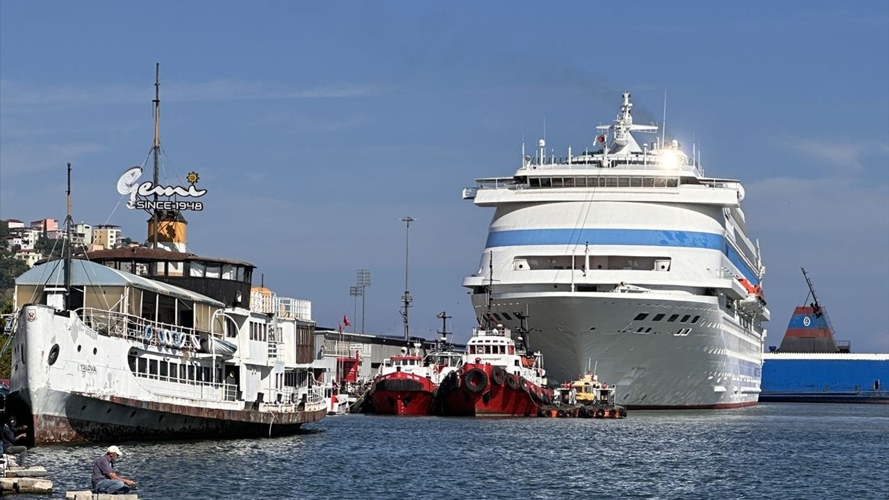 Samsun Limanı'na Demirleyen 'Astoria Grande' Kruvaziyeri 1100 Turisti Ağırladı