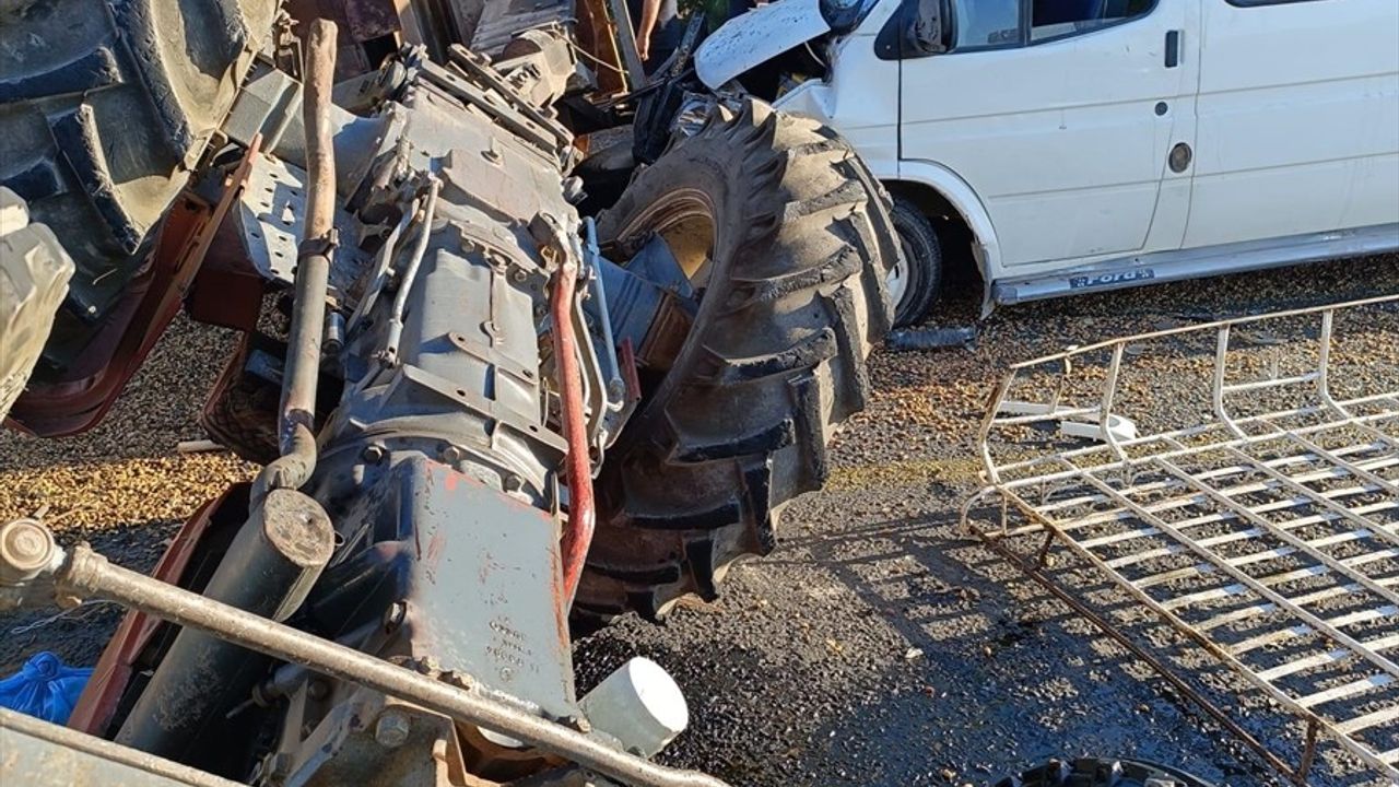 Şanlıurfa'da Minibüs-Traktör Çarpışması: 12 Yaralı