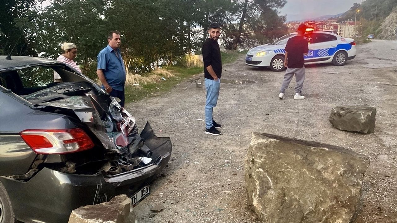 Sinop'ta Yamaçtan Kopan Kaya, Park Halindeki Araca Düştü