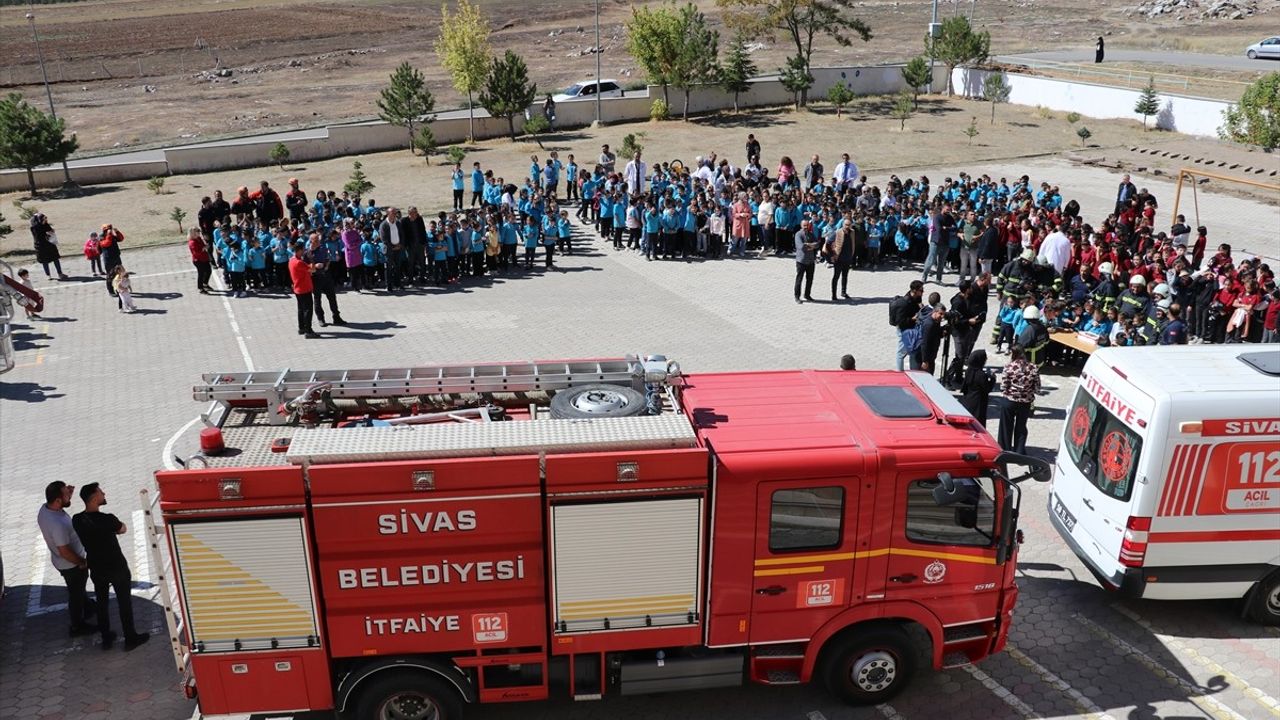 Sivas'ta Öğrencilerden İtfaiyecilere Duygusal Sürpriz