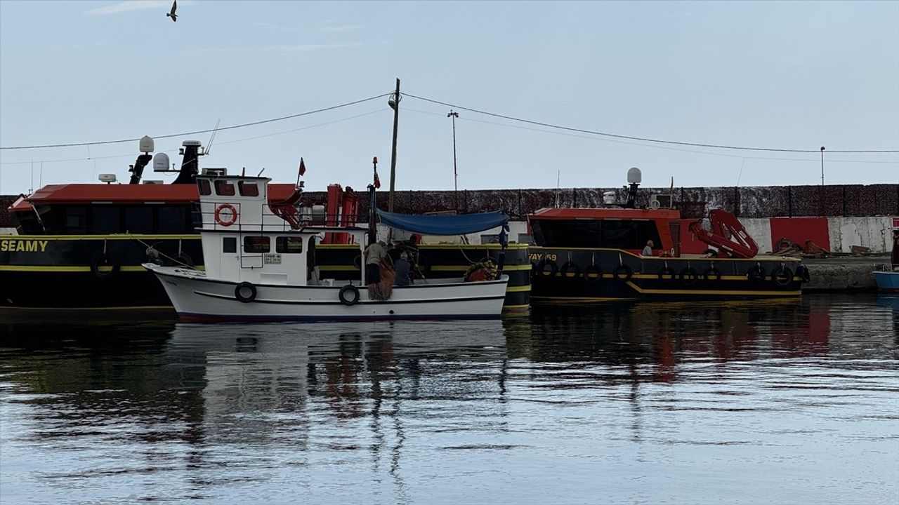 Tekirdağ'da Balıkçılar Fırtına ve Sağanakla Mücadele Ediyor