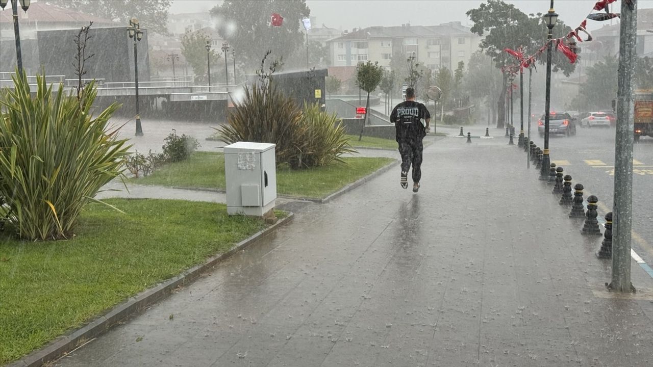 Tekirdağ'da Şiddetli Sağanak Yağış Etkili Oldu