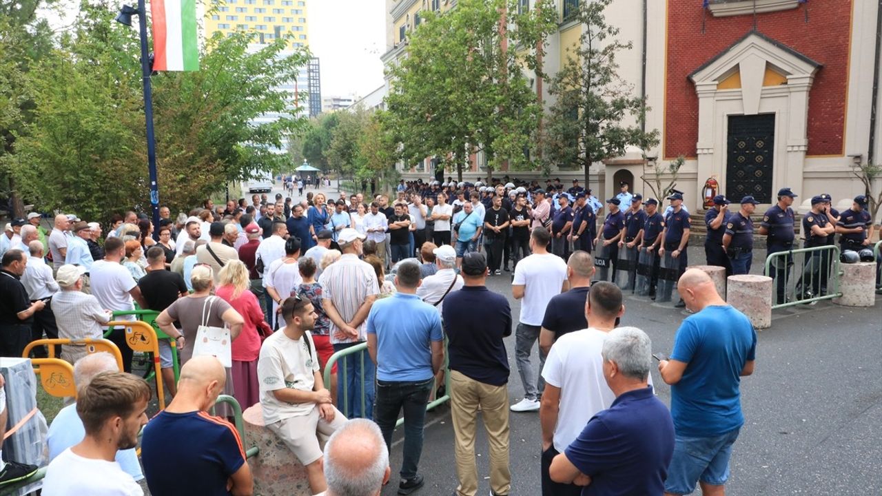 Tiran'da Belediye Başkanı Veliaj'a İstifa Çağrıları Devam Ediyor