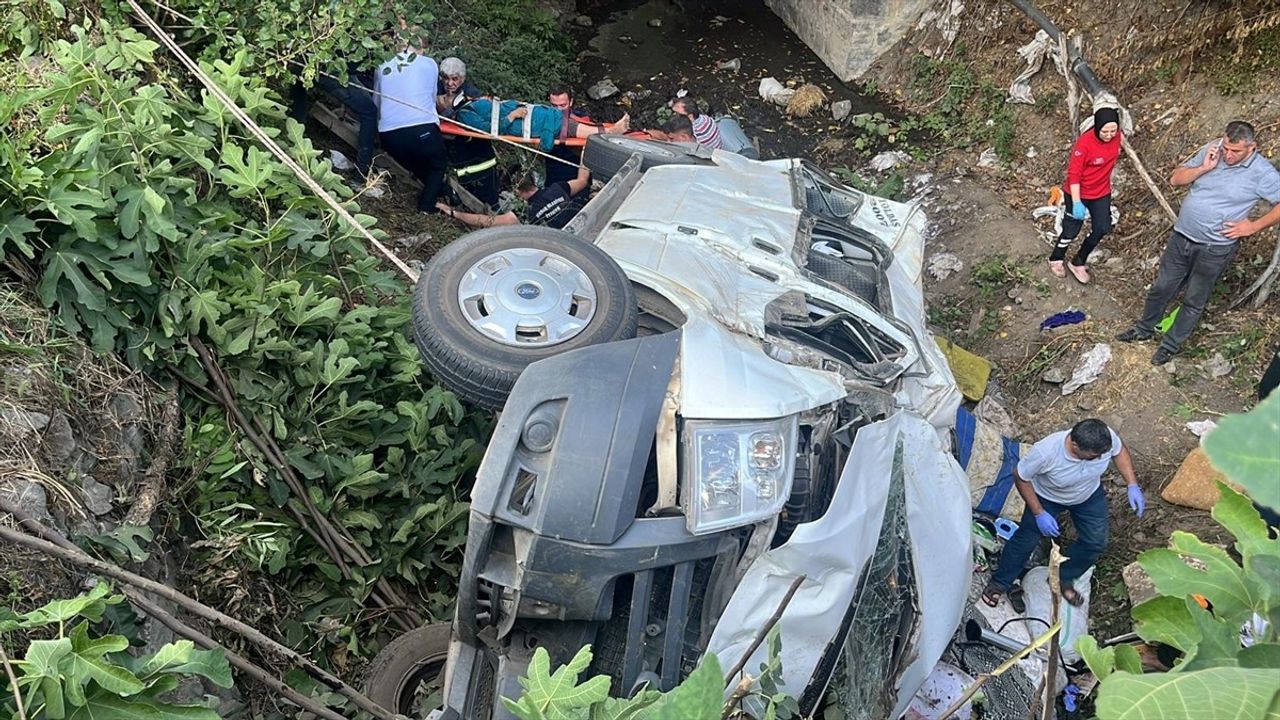 Tokat'ta Fındık İşçilerini Taşıyan Minibüs Devrildi, 20 Yaralı