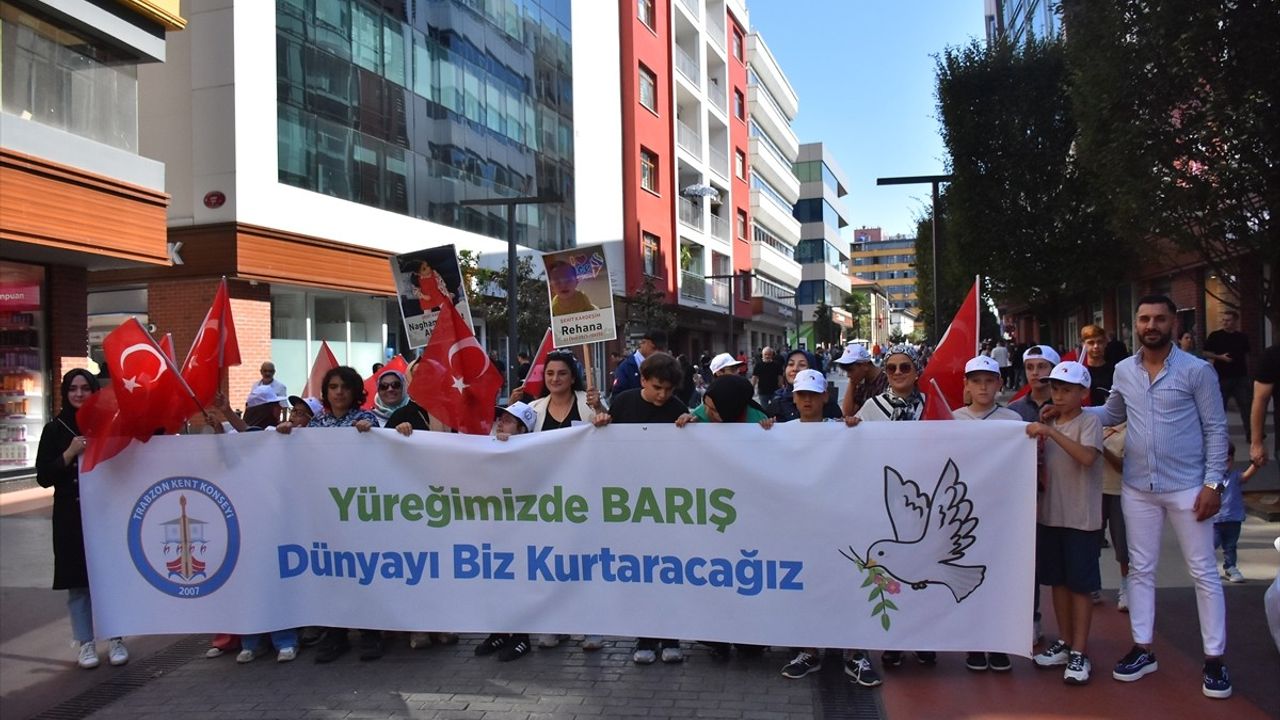 Trabzon'da Çocuklar Barış İçin Yürüdü