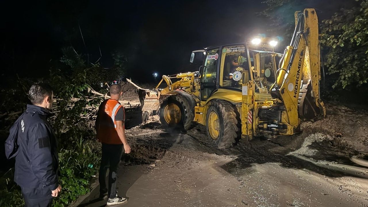 Trabzon'da Sağanak Yağış Etkisini Gösterdi