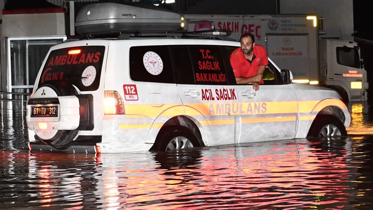 Trabzon'da Sağıanak Yağış, Hastaneleri Etkiledi