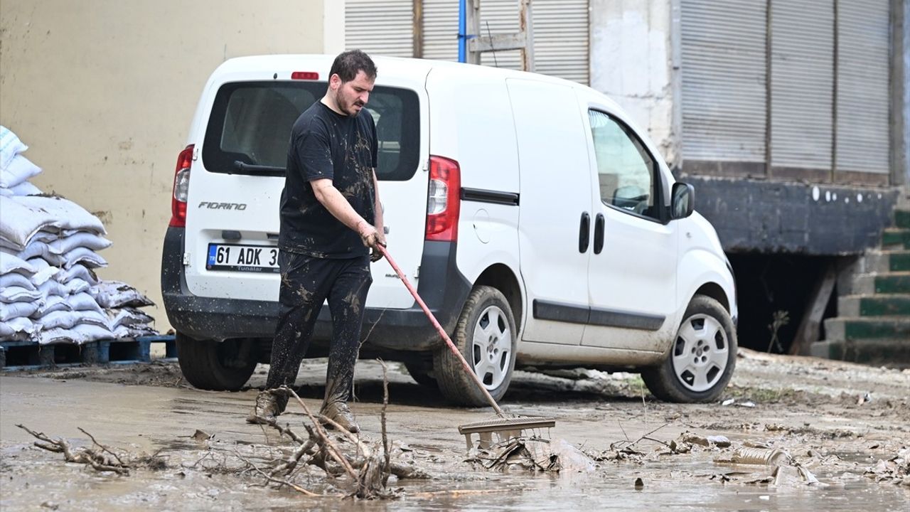 Trabzon'da Taşkın ve Heyelan Sonrası Temizlik Çalışmaları Devam Ediyor