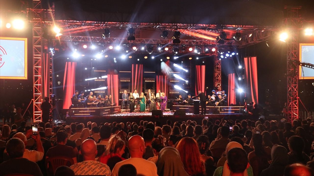 TRT Sanatçıları Kayseri'de Coşkulu Bir Konser Verdi