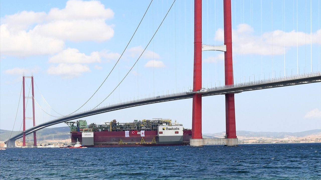 Türkiye'nin İlk Yüzer Doğal Gaz Üretim Platformu Çanakkale Boğazı'ndan Geçti