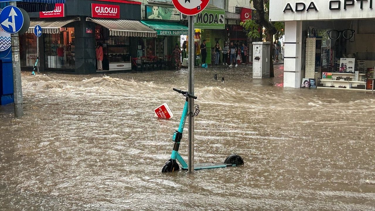 Uşak'ta Etkili Sağanak: Hayatı Olumsuz Etkiledi