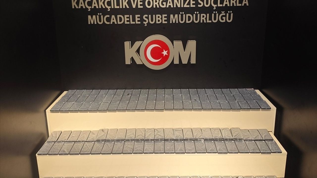 Van'da Minibüste Gümrük Kaçağı 296 Cep Telefonu Ele Geçirildi