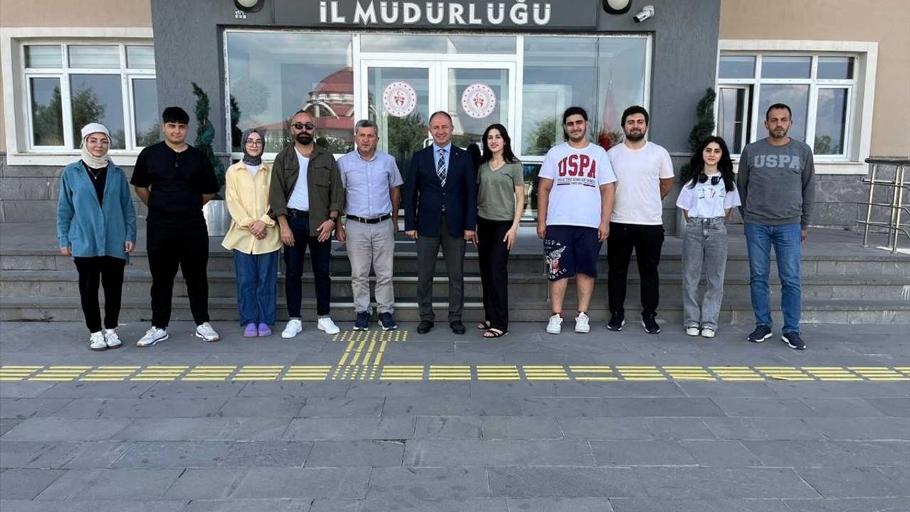 Yürekleri Isıtan Tiyatro: Gülümseyin Geliyoruz Ekibi Deprem Bölgesinde