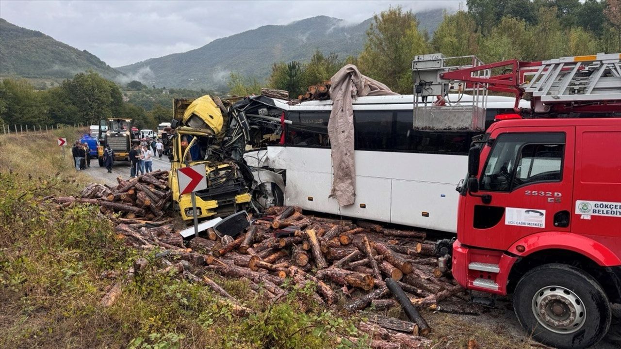 Zonguldak'ta Otobüs ve Kamyon Çarpıştı: 2 Ölü, 24 Yaralı