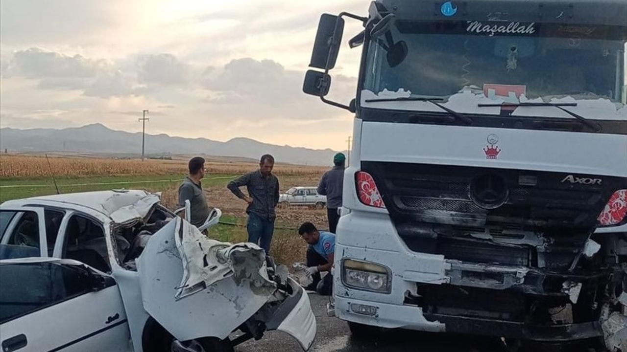 Afyonkarahisar'da Tır ile Otomobil Çarpıştı: 3 Kişi Hayatını Kaybetti