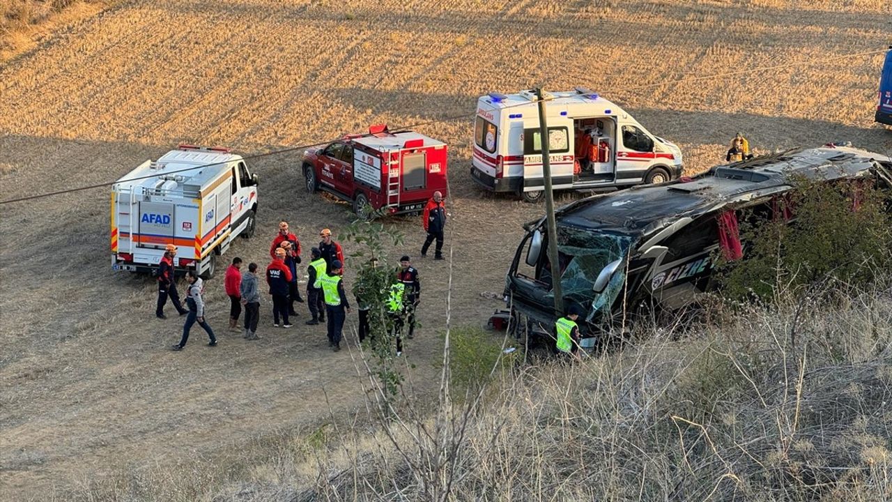 Afyonkarahisar'da Yolcu Otobüsü Devrildi: 21 Yaralı