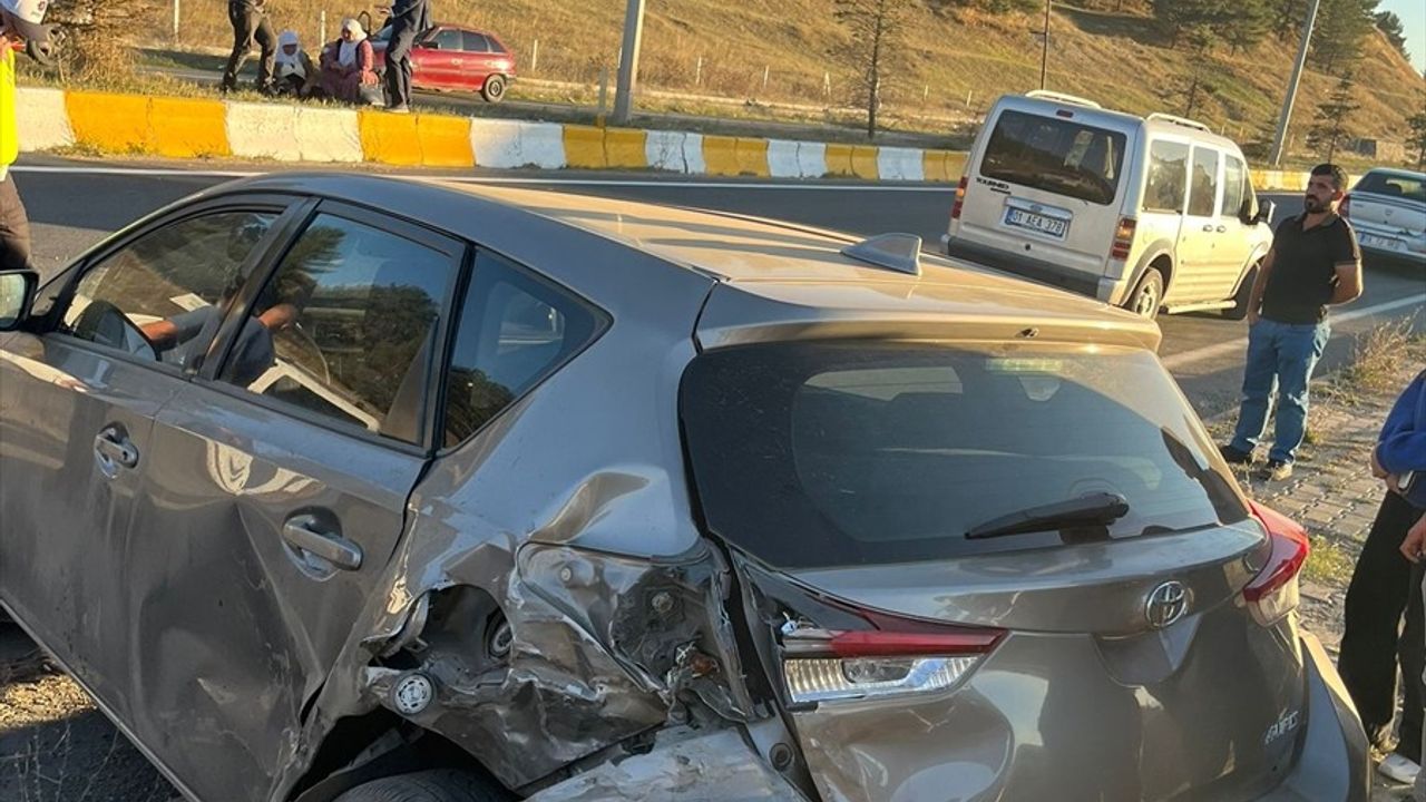 Ağrı'daki Trafik Kazasında 8 Kişi Yaralandı