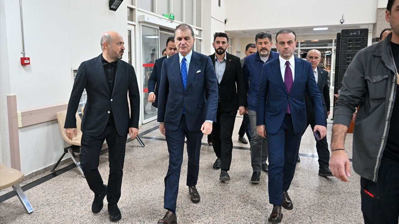 AK Parti Sözcüsü Ömer Çelik, Yaralı Gençlik Kolları Başkanını Ziyaret Etti