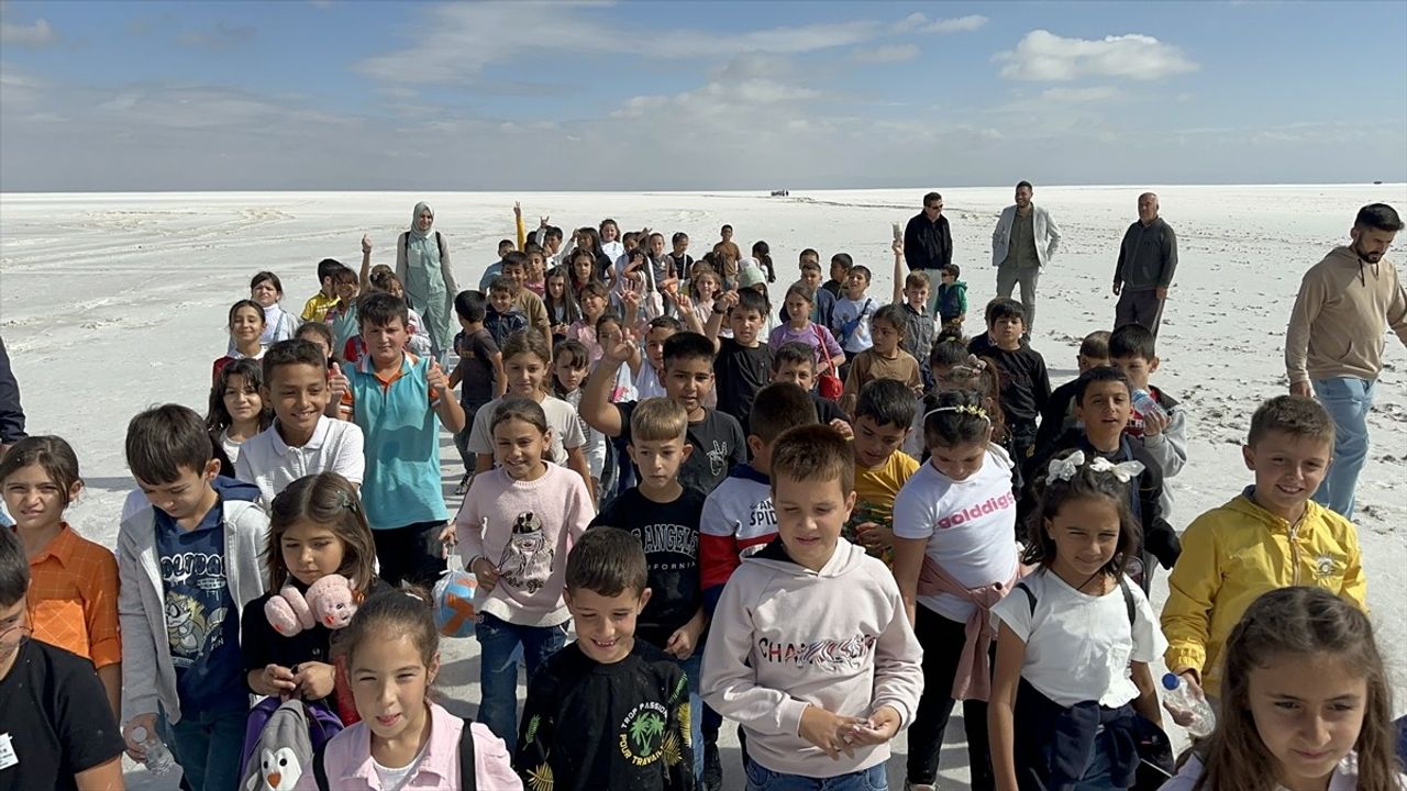 Aksaray'daki İlkokul Öğrencileri Tuz Gölü'nü Geziyor