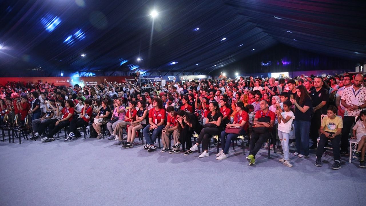 Alper Gezeravcı TEKNOFEST Adana'da Öğrencilerle Bir Araya Geldi