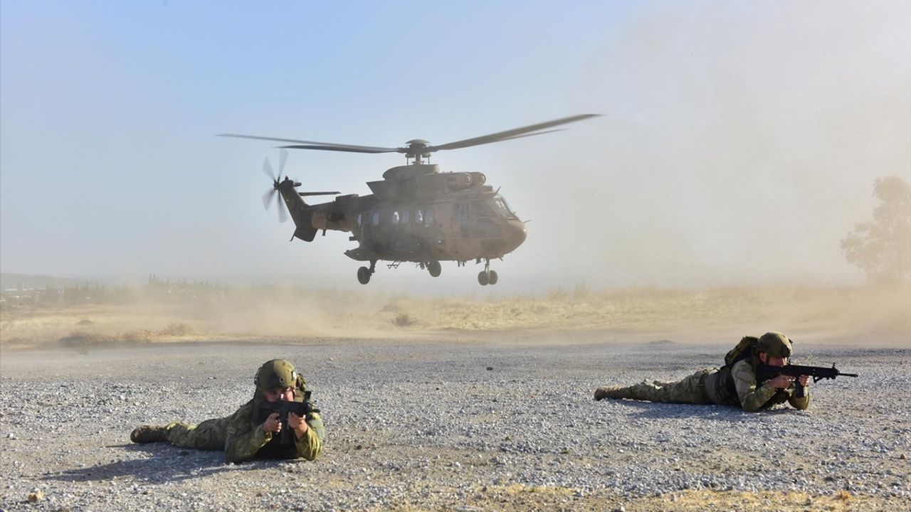 Amfibi Deniz Piyadeleri Helikopter ve Tank İşbirliği Eğitimi Gerçekleştirdi