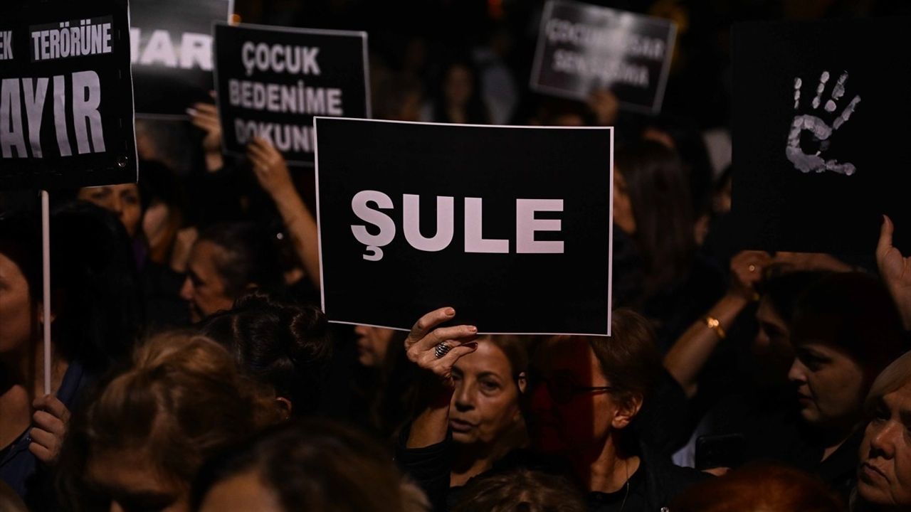 Ankara'da Dünya Kız Çocukları Günü'nde 'Simsiyah' Yürüyüşü Düzenlendi