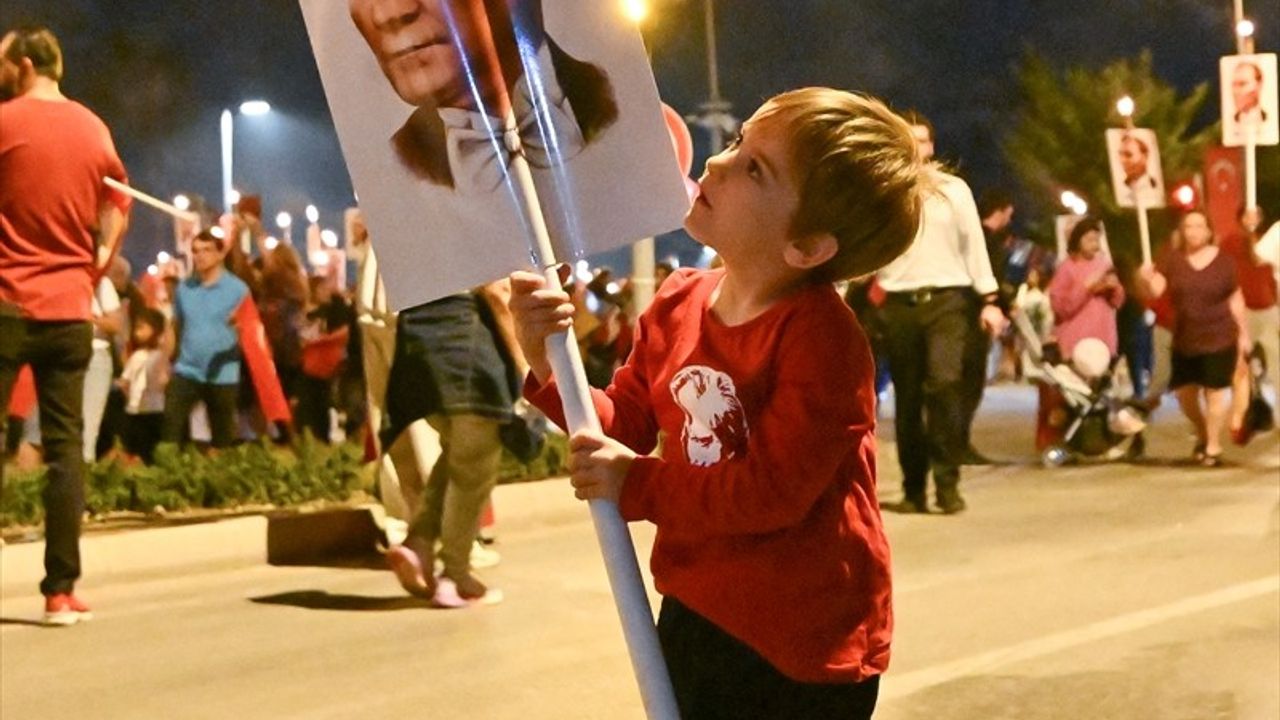 Antalya'da Coşkulu Fener Alayı Gerçekleşti