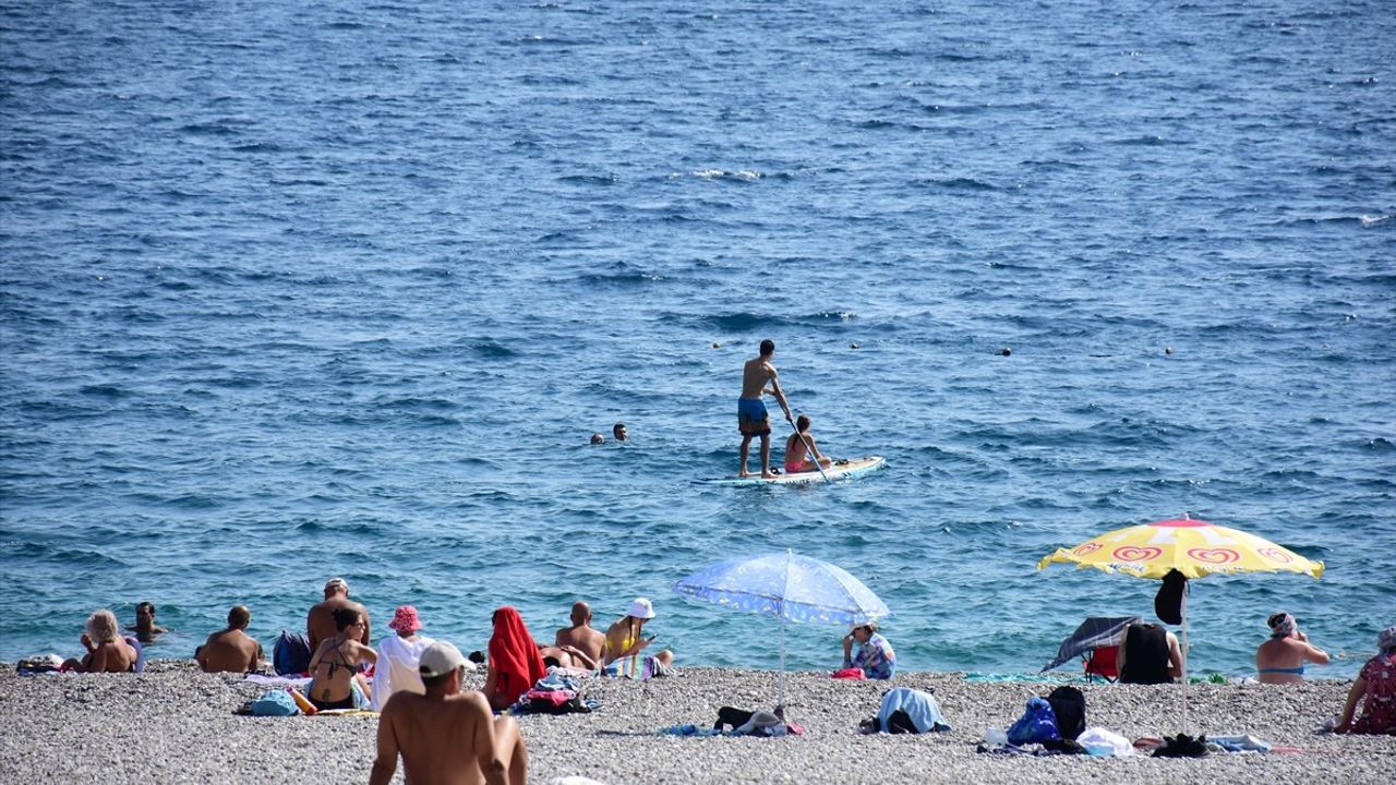 Antalya'da Güneşli Hava Sahilleri Doldurdu