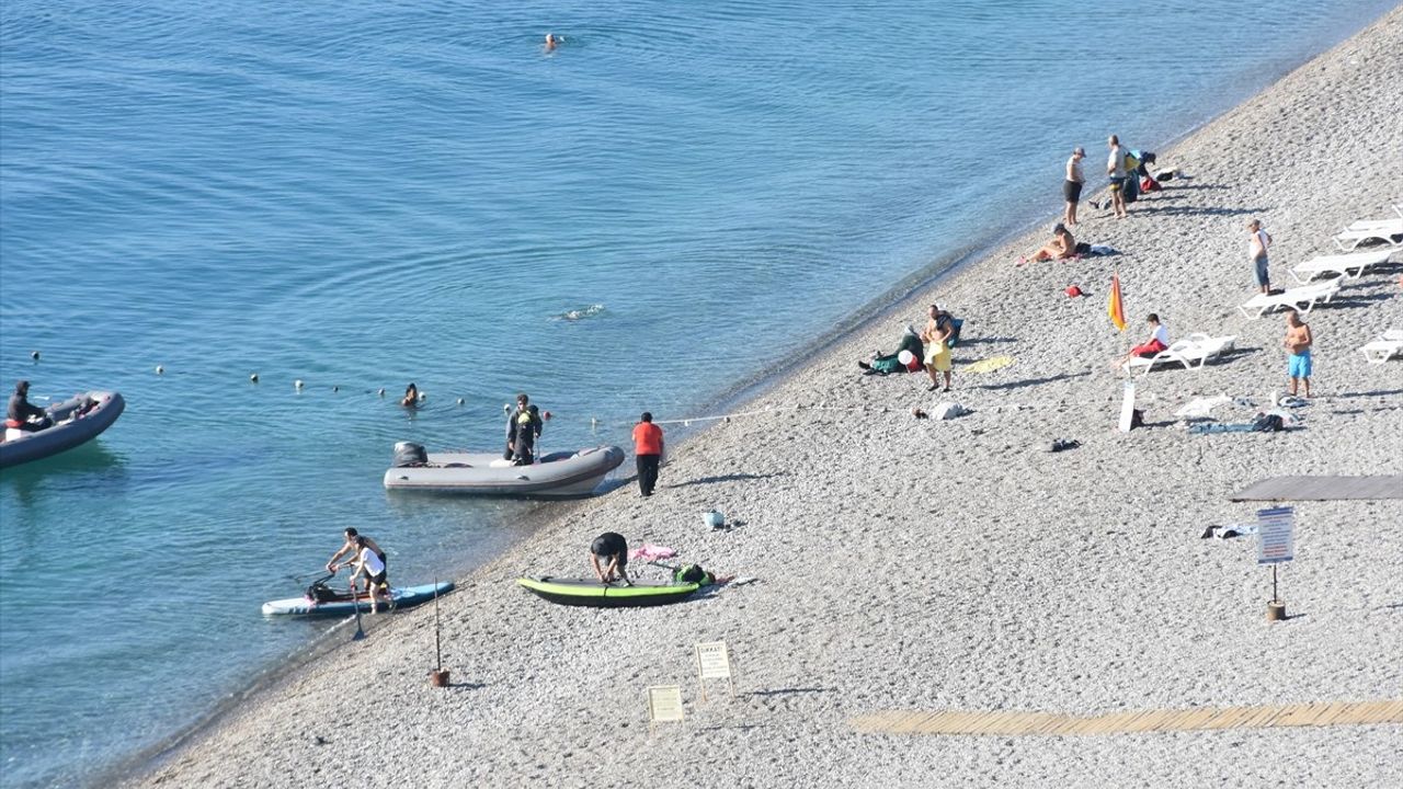 Antalya'da Güneşli Havada Denize Giriş Yoğunlaştı