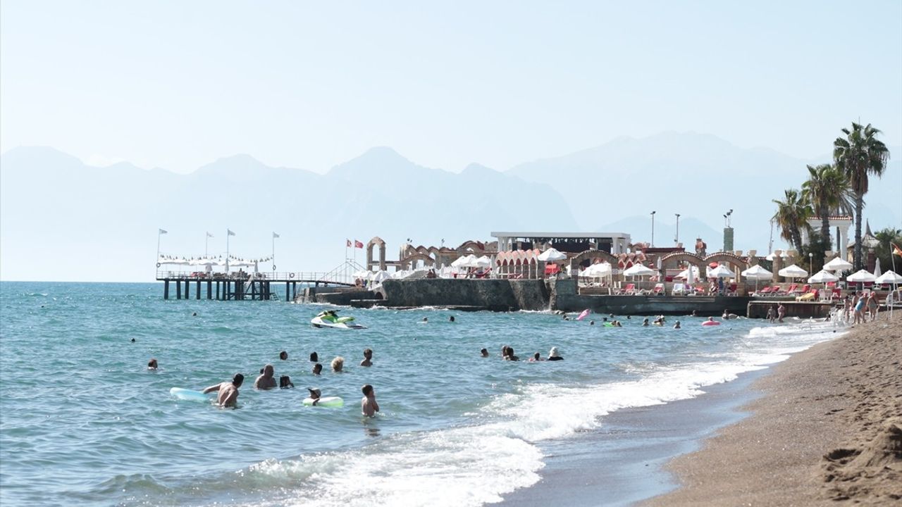 Antalya'da Sıcak Hava Sahilleri Doldurdu