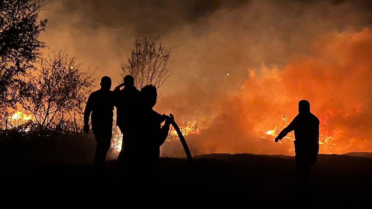 Antalya'da Tarım Aracı Depo Yangını Kontrol Altına Alındı