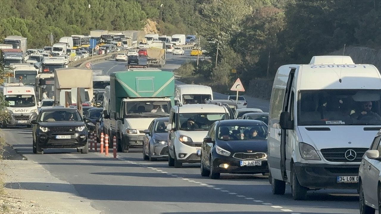 Arnavutköy'de Yol Çalışmaları Trafiği Olumsuz Etkiliyor