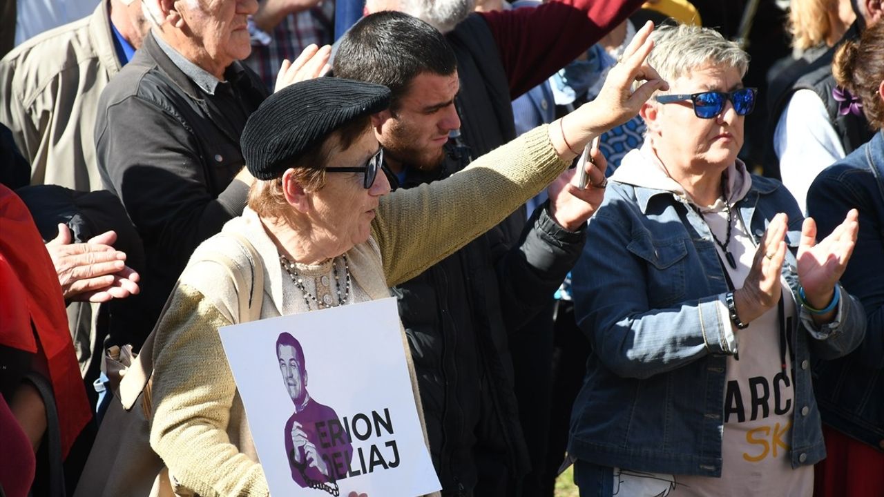 Arnavutluk'ta Tiran Belediyesi Önünde Süren Protestolar