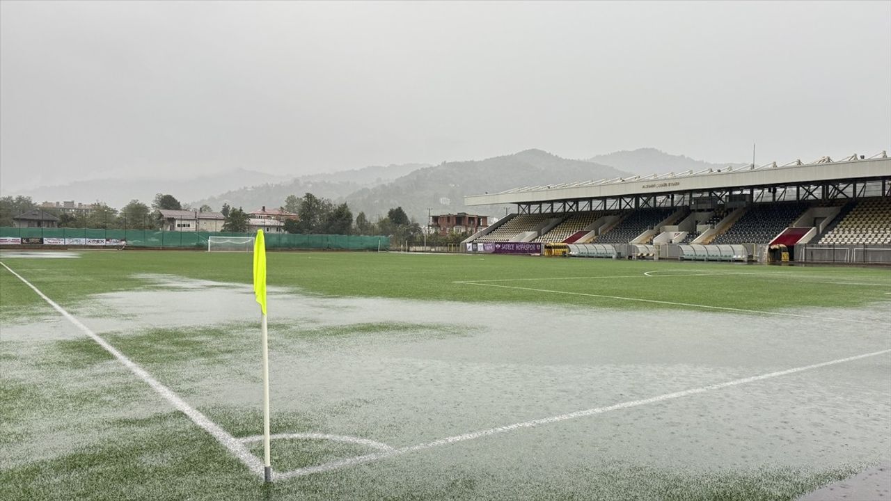 Artvin Hopaspor-Tokat Belediye Plevnespor Maçı Sağanak Nedeniyle Ertelendi