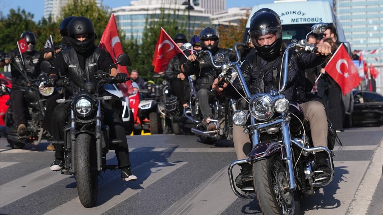 Ataşehir'de Cumhuriyet Bayramı Coşkusu: Motosiklet ve Otomobillerle Konvoy